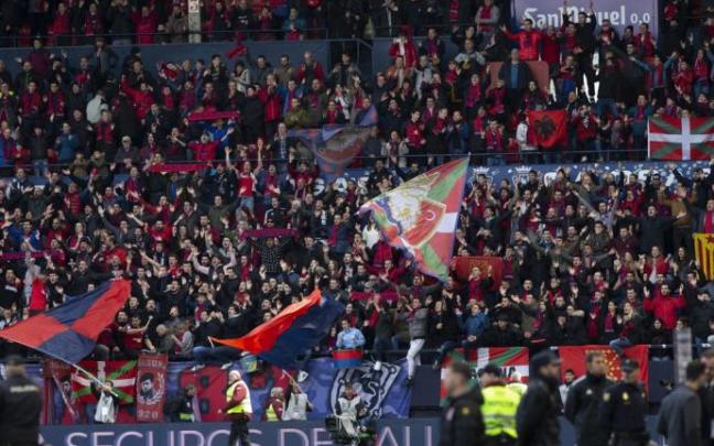 Aficionados de Osasuna durante último partido con público disputado en El Sadar, en marzo de 2020.