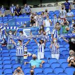 Aficionados txuri-urdin animan durante el encuentro en Anoeta entre la Real y el Rayo Vallecano. Foto: Javi Colmenero Aficionados txuri-urdin animan durante el encuentro en Anoeta entre la Real y el Rayo Vallecano. Foto: Javi Colmenero