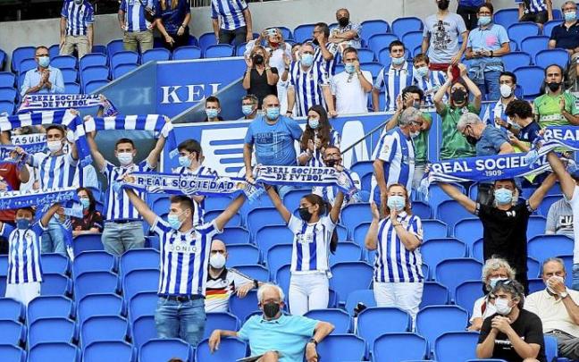 Aficionados txuri-urdin animan durante el encuentro en Anoeta entre la Real y el Rayo Vallecano. Foto: Javi Colmenero Aficionados txuri-urdin animan durante el encuentro en Anoeta entre la Real y el Rayo Vallecano. Foto: Javi Colmenero