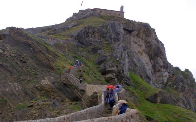 Escaleras de acceso a la ermita de San Juan de Gaztelugatxe. Escaleras de acceso a la ermita de San Juan de Gaztelugatxe.