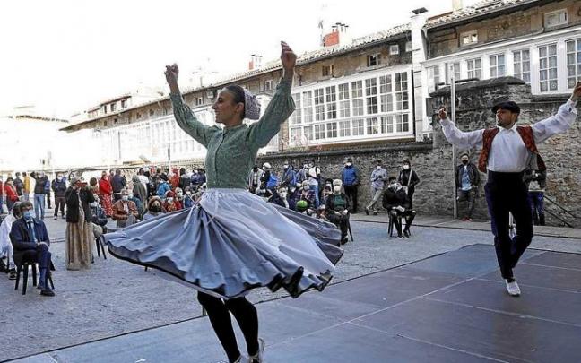 Lerro hauekin batera doan irudian, Gasteizen ospatutako jaia, Afrikaren Eguna dela eta. Argazkia: Gasteizko Udala, (Utzita)