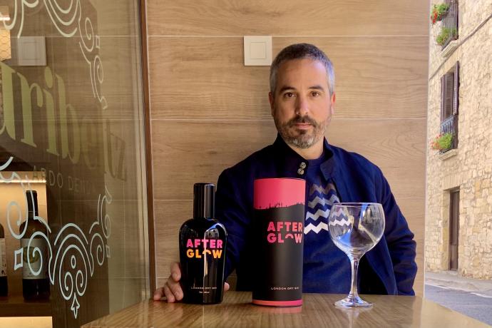 Javier Imízcoz en la presentación de Afterglow en el agoizko Zuribeltz, satisfecho con su botella, estuche y copa que forman el kit de su singular producto.