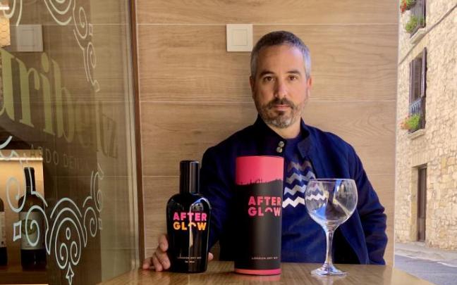 Javier Imízcoz en la presentación de Afterglow en el agoizko Zuribeltz, satisfecho con su botella, estuche y copa que forman el kit de su singular producto. Javier Imízcoz en la presentación de Afterglow en el agoizko Zuribeltz, satisfecho con su botella, estuche y copa que forman el kit de su singular producto.