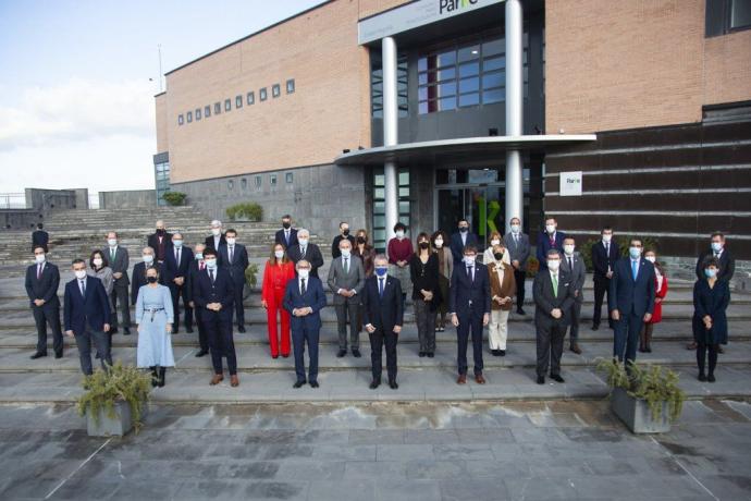 Los integrantes del Foro, encabezados por el lehendakari, Iñigo Urkullu.