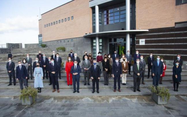 Los integrantes del Foro, encabezados por el lehendakari, Iñigo Urkullu.