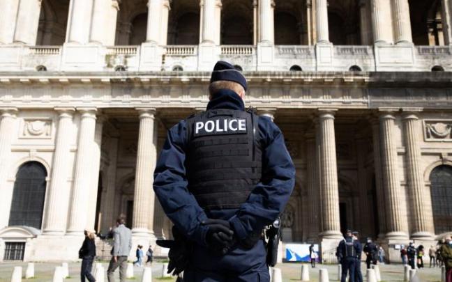Imagen de un policía francés. Imagen de un policía francés.