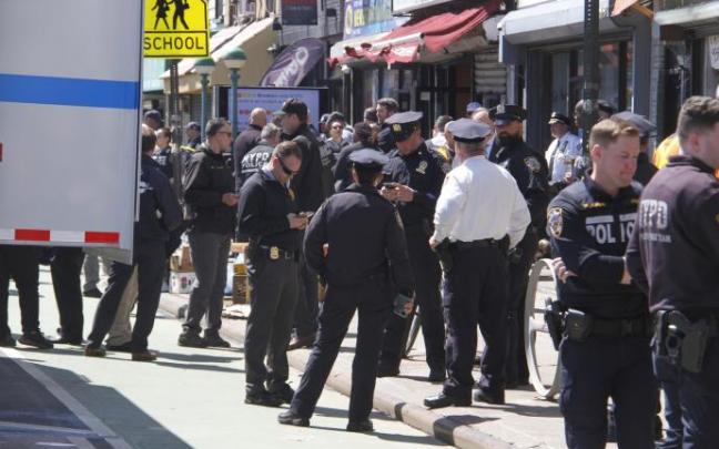 Agentes cerca del lugar del tiroteo. Agentes cerca del lugar del tiroteo.