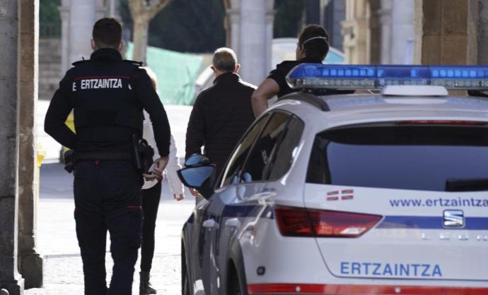 Agentes de la Ertzaintza patrullando en Vitoria.