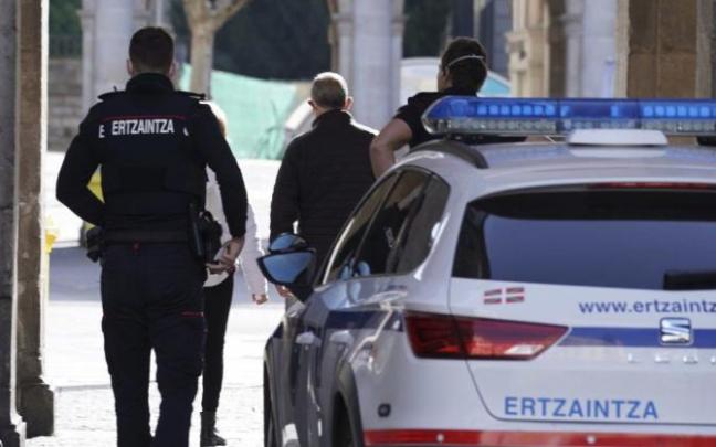 Agentes de la Ertzaintza patrullando en Vitoria.