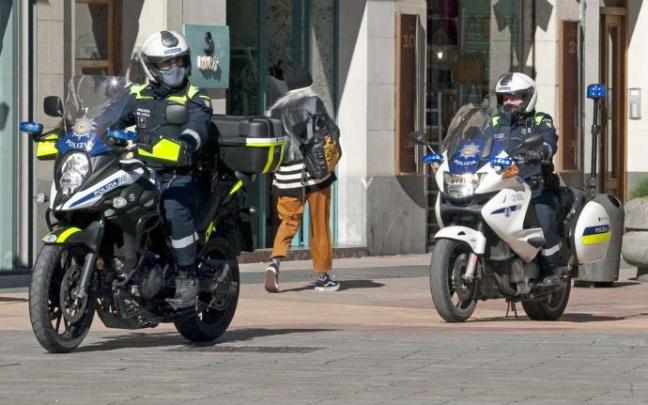 Agentes de la Policía Municipal patrullando. Agentes de la Policía Municipal patrullando.