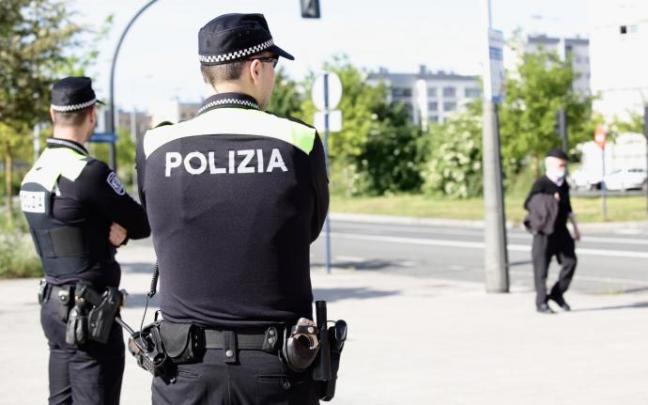 Agentes patrullando.