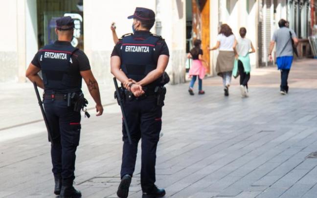 Agentes de la ertzaintza patrullando. Agentes de la ertzaintza patrullando.