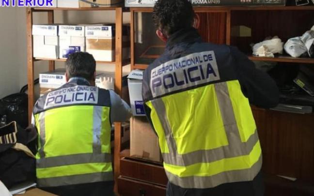 Agentes de la Policía inspeccionan una oficina. Agentes de la Policía inspeccionan una oficina.