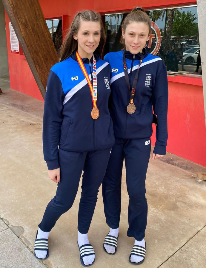 Nerea (i) y June Aginagalde Viguria, con sus medallas de bronce