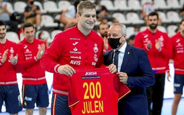 Julenek jokatutako 200 partiduak gogoratzeko kamiseta jaso zuen. Argazkia: Efe Julenek jokatutako 200 partiduak gogoratzeko kamiseta jaso zuen. Argazkia: Efe