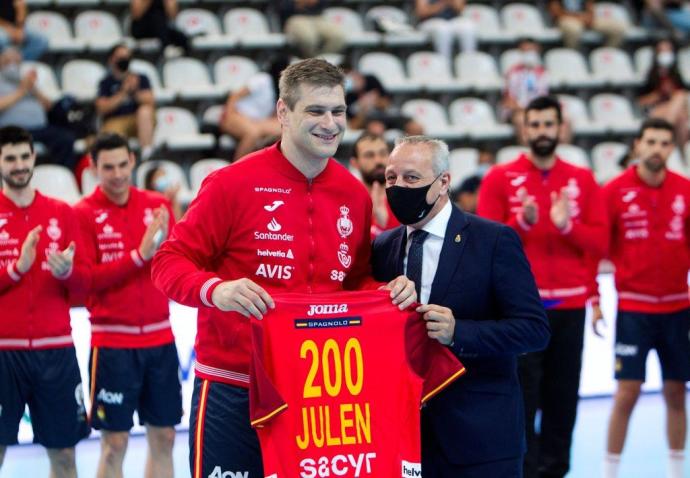 Julen recibió el jueves pasado una camiseta conmemorativa de sus 200 partidos con la selección española.