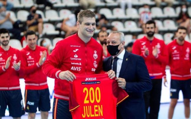 Julen recibió el jueves pasado una camiseta conmemorativa de sus 200 partidos con la selección española.
