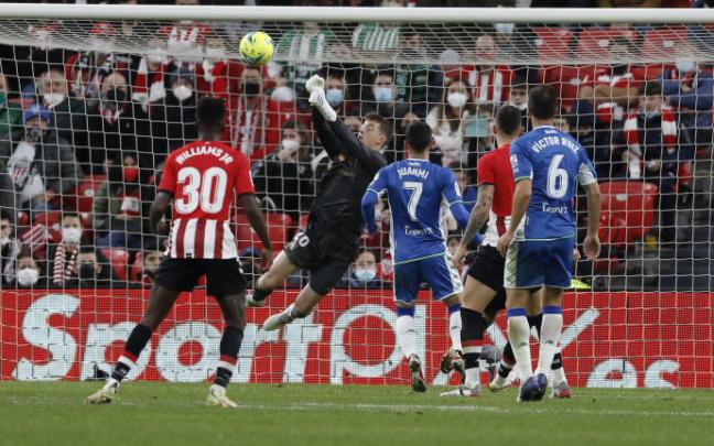 Julen Agirrezabala en el partido contra el Betis Julen Agirrezabala en el partido contra el Betis