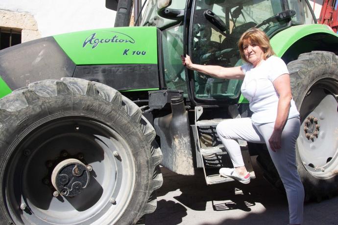 Josefina Arriaga, a punto de montar en el tractor y junto a campos de cereal de San Vicente de Arana, en Montaña Alavesa.