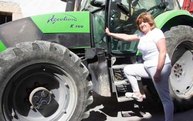 Josefina Arriaga, a punto de montar en el tractor y junto a campos de cereal de San Vicente de Arana, en Montaña Alavesa.