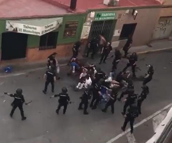 Agresión de la Policía Nacional a aficionados de la Real en las inmediaciones del estadio de La Cerámica