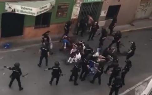 Agresión de la Policía Nacional a aficionados de la Real en las inmediaciones del estadio de La Cerámica Agresión de la Policía Nacional a aficionados de la Real en las inmediaciones del estadio de La Cerámica
