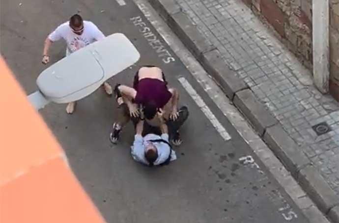 Dos turistas agreden a un polícia de paisano al confundirle con un ladrón