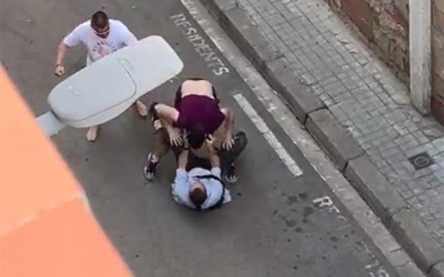 Dos turistas agreden a un polícia de paisano al confundirle con un ladrón