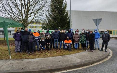 Trabajadores y trabajadoras de Agrozumos secundan el paro de este martes.