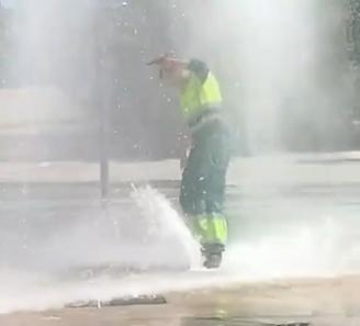 El vídeo viral de un trabajador de la limpieza de Vitoria luchando contra el agua