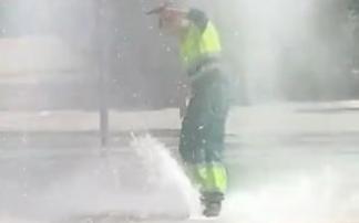 El vídeo viral de un trabajador de la limpieza de Vitoria luchando contra el agua