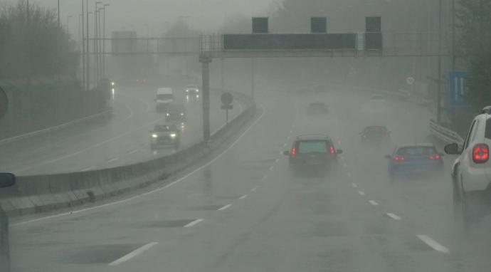 El tránsito ayer por las carreteras de Bizkaia fue muy problemático por la intensa lluvia.