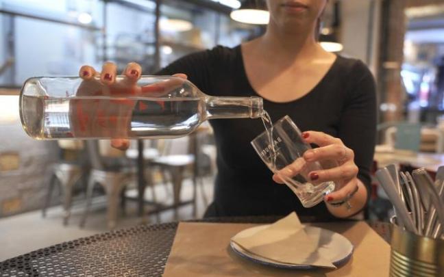 Sirviendo un vaso de agua.