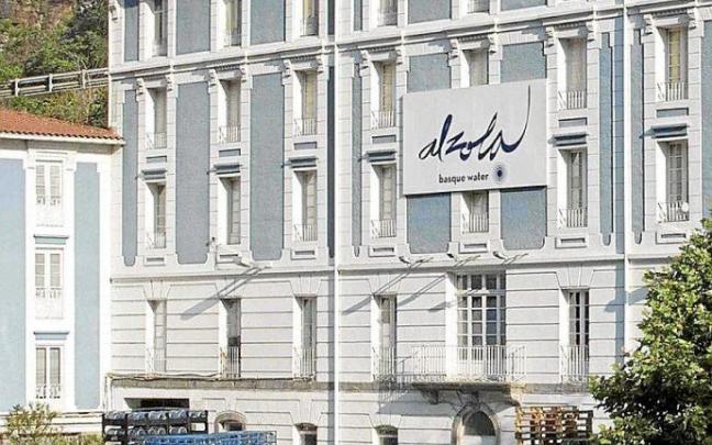 "El agua de Alzola mana sin intervención humana, es todo un milagro de la naturaleza"