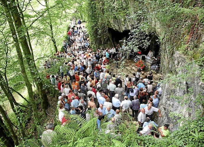 Decenas de romeros de la cuenca del Bidasoa y de municipios vecinos de Gipuzkoa acuden a San JuanXar, en Igantzi, para rendir culto al agua.