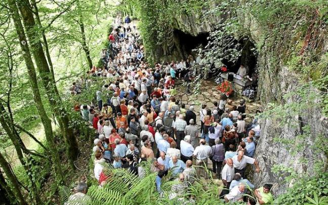 Decenas de romeros de la cuenca del Bidasoa y de municipios vecinos de Gipuzkoa acuden a San JuanXar, en Igantzi, para rendir culto al agua.