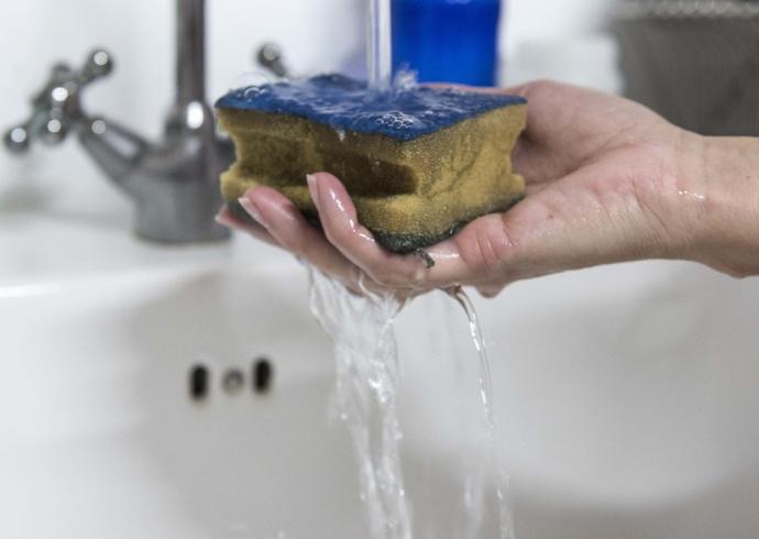 Agua corriente que sale de un grifo.