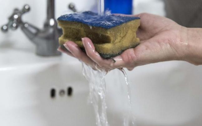 Agua corriente que sale de un grifo. Agua corriente que sale de un grifo.