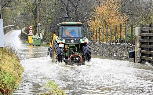 Dos imágenes de la crecida del Zadorra en Arrazua Ubarrundia. Fotos: Pilar Barco