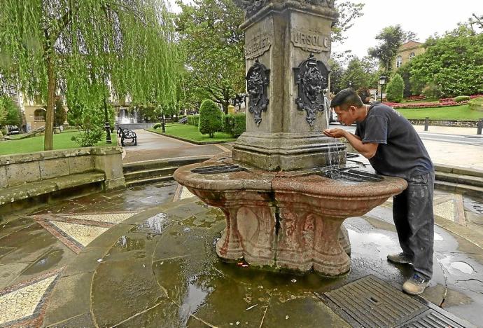 Un vecino de Gernika bebe agua en la fuente conocida popularmente como de Mercurio, en el centro de la localidad. Foto: Imanol Fradua