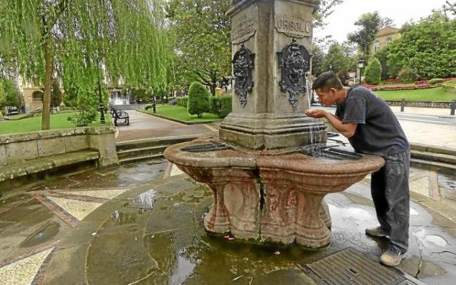 Un vecino de Gernika bebe agua en la fuente conocida popularmente como de Mercurio, en el centro de la localidad. Foto: Imanol Fradua Un vecino de Gernika bebe agua en la fuente conocida popularmente como de Mercurio, en el centro de la localidad. Foto: Imanol Fradua