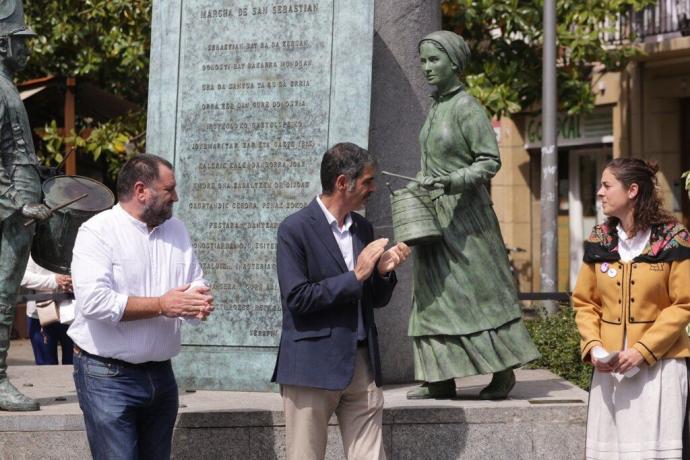 El alcalde, Eneko Goia, y representantes de la Unión Artesana y Kresala han participado esta mañana en la inauguración de la escultura.