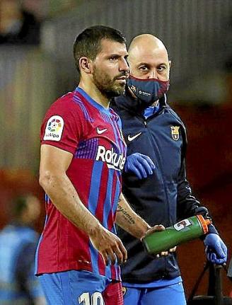 Agüero deja el campo. Foto: Efe
