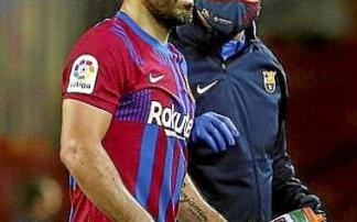 Agüero deja el campo. Foto: Efe