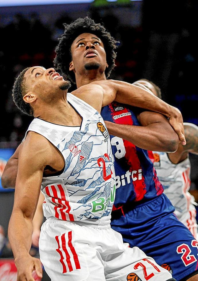 Enoch pugna con Rubit, que fue una pesadilla para el norteamericano en la visita del Bayern. Foto: J. Muñoz