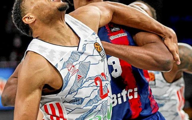 Enoch pugna con Rubit, que fue una pesadilla para el norteamericano en la visita del Bayern. Foto: J. Muñoz