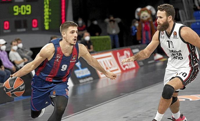 Marinkovic controla el balón en presencia de Datome (Armani) en un partido continental. Foto: Josu Chavarri