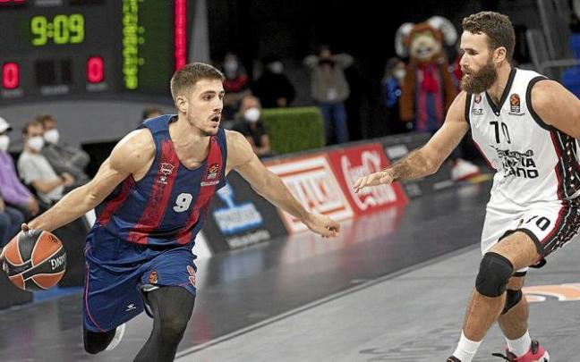 Marinkovic controla el balón en presencia de Datome (Armani) en un partido continental. Foto: Josu Chavarri Marinkovic controla el balón en presencia de Datome (Armani) en un partido continental. Foto: Josu Chavarri