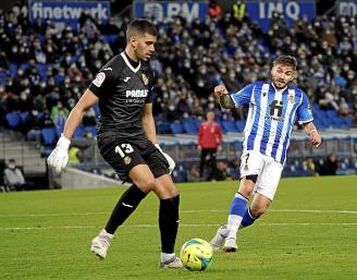 Portu presiona a Rulli, que se dispone a lanzar un balón.