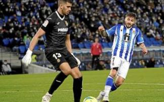 Portu presiona a Rulli, que se dispone a lanzar un balón.